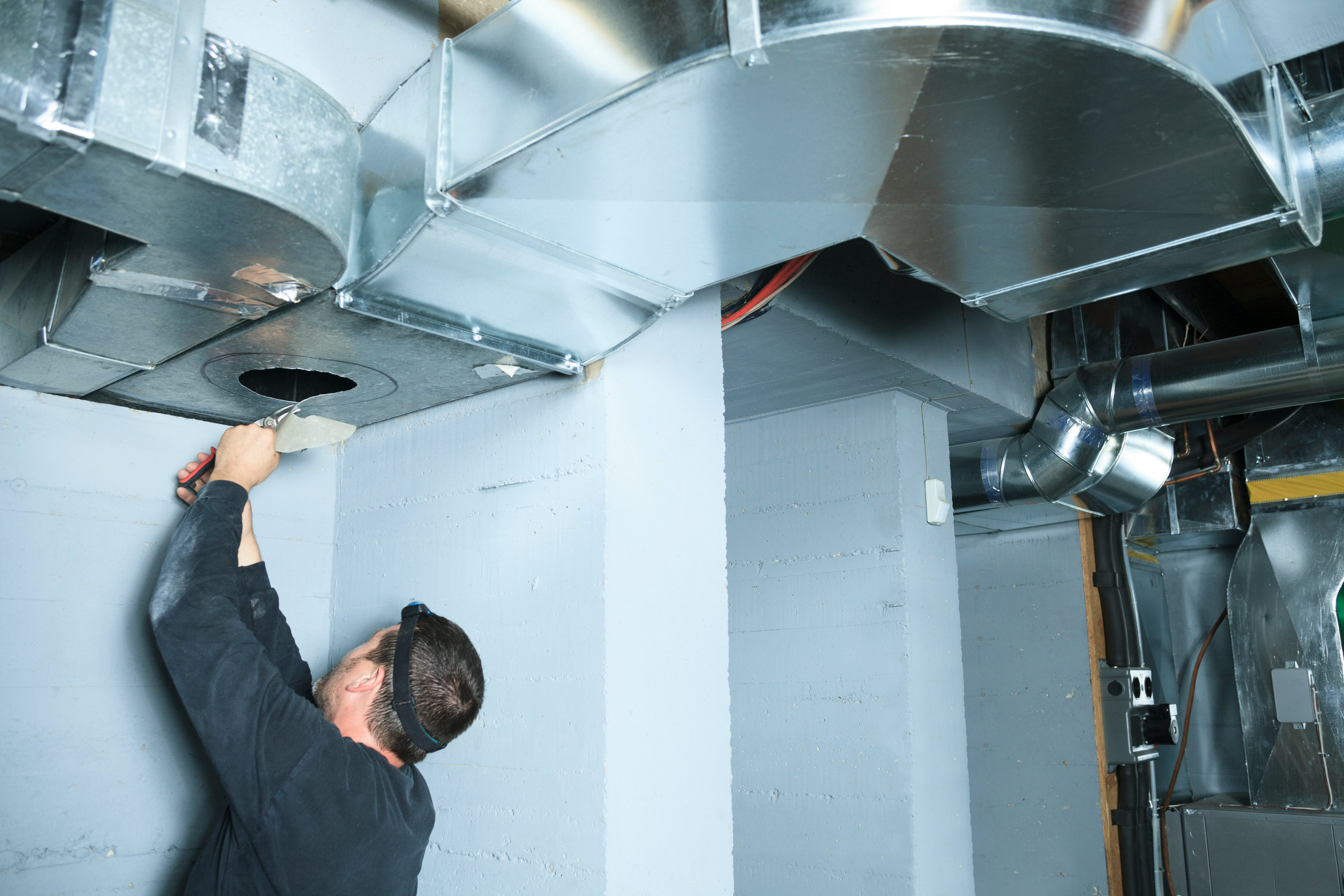 A ventilation cleaner check for dust on it. A ventilation cleaner check for dust on it.